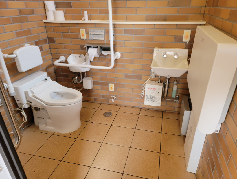 優先トイレはトイレの外に手洗い場とベビーチェアがあるよ！