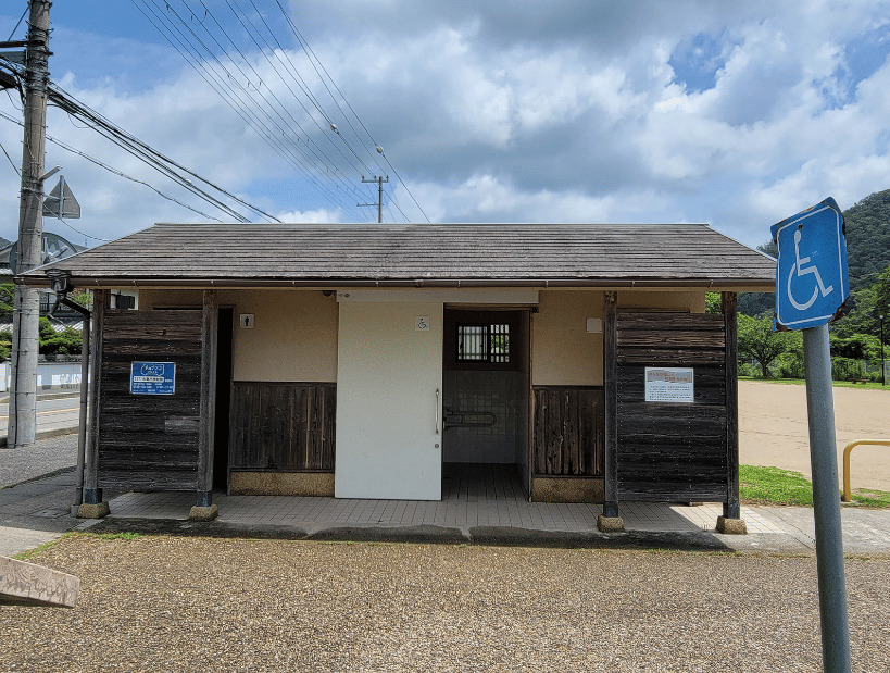 トイレは駐車場の横にあるよ！