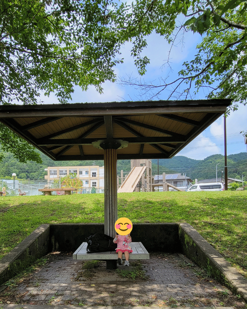 水路の前に屋根付きのベンチがあるよ