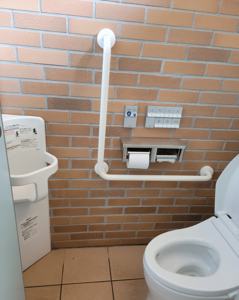 一般のトイレにはベビーチェアがあるよ！