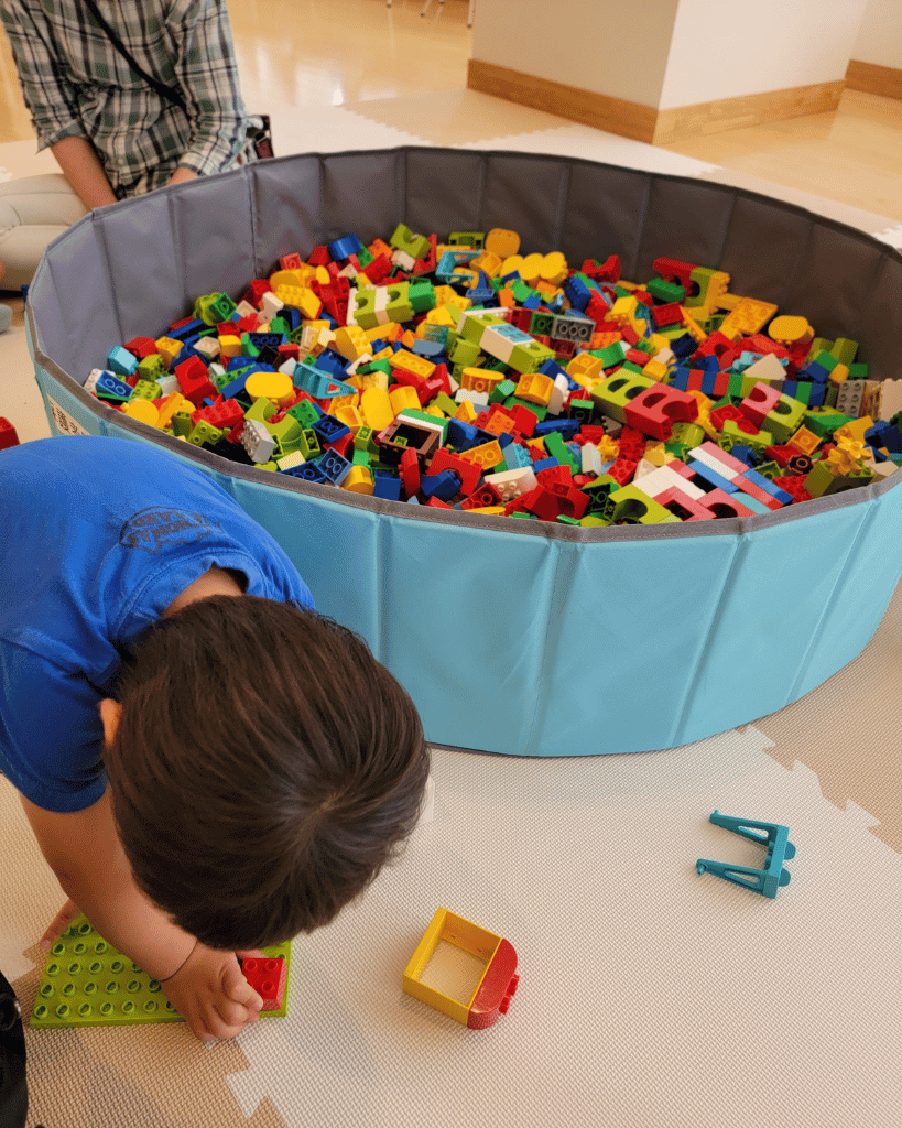 レゴで遊ぶ息子