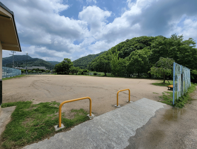 公園の横に大きなグラウンドもあるよ！